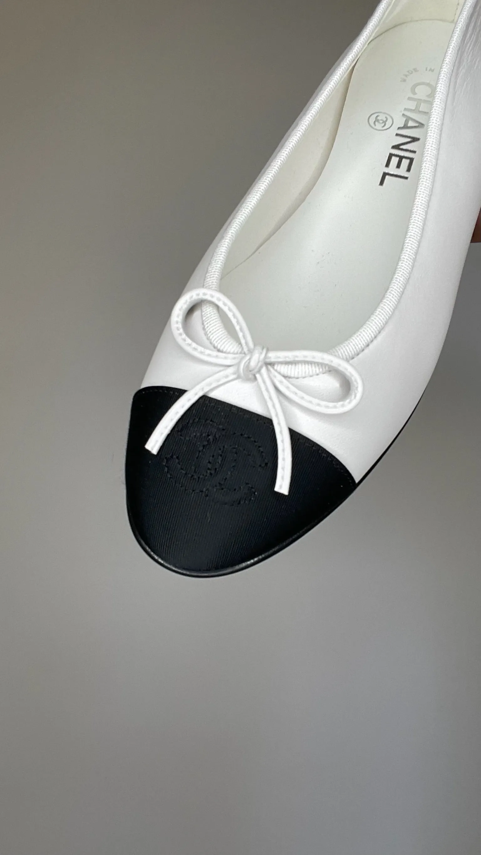 Black & White 2024 Flats - 8