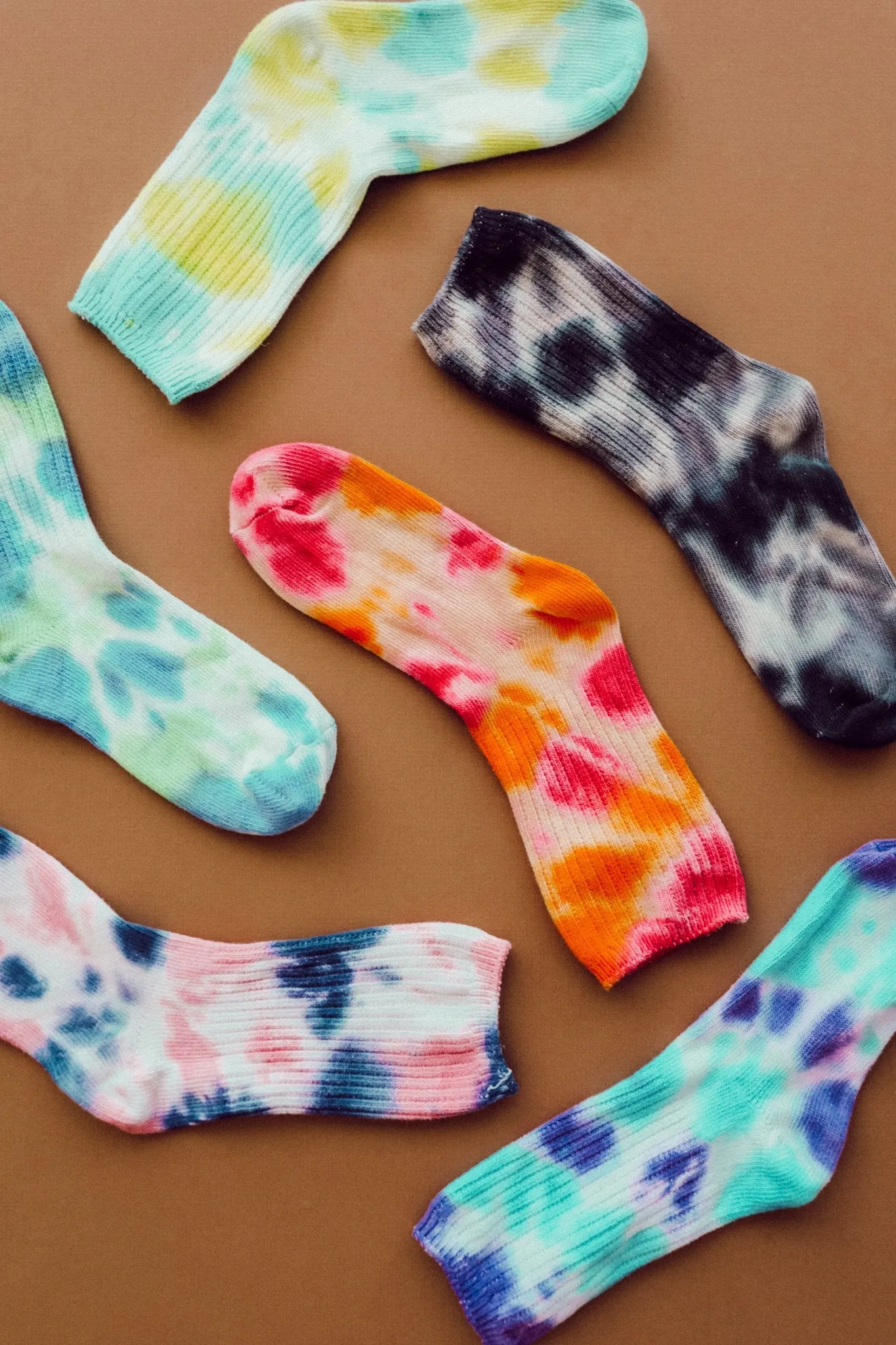 Happy Feet Tie Dye Socks In Black & Gray