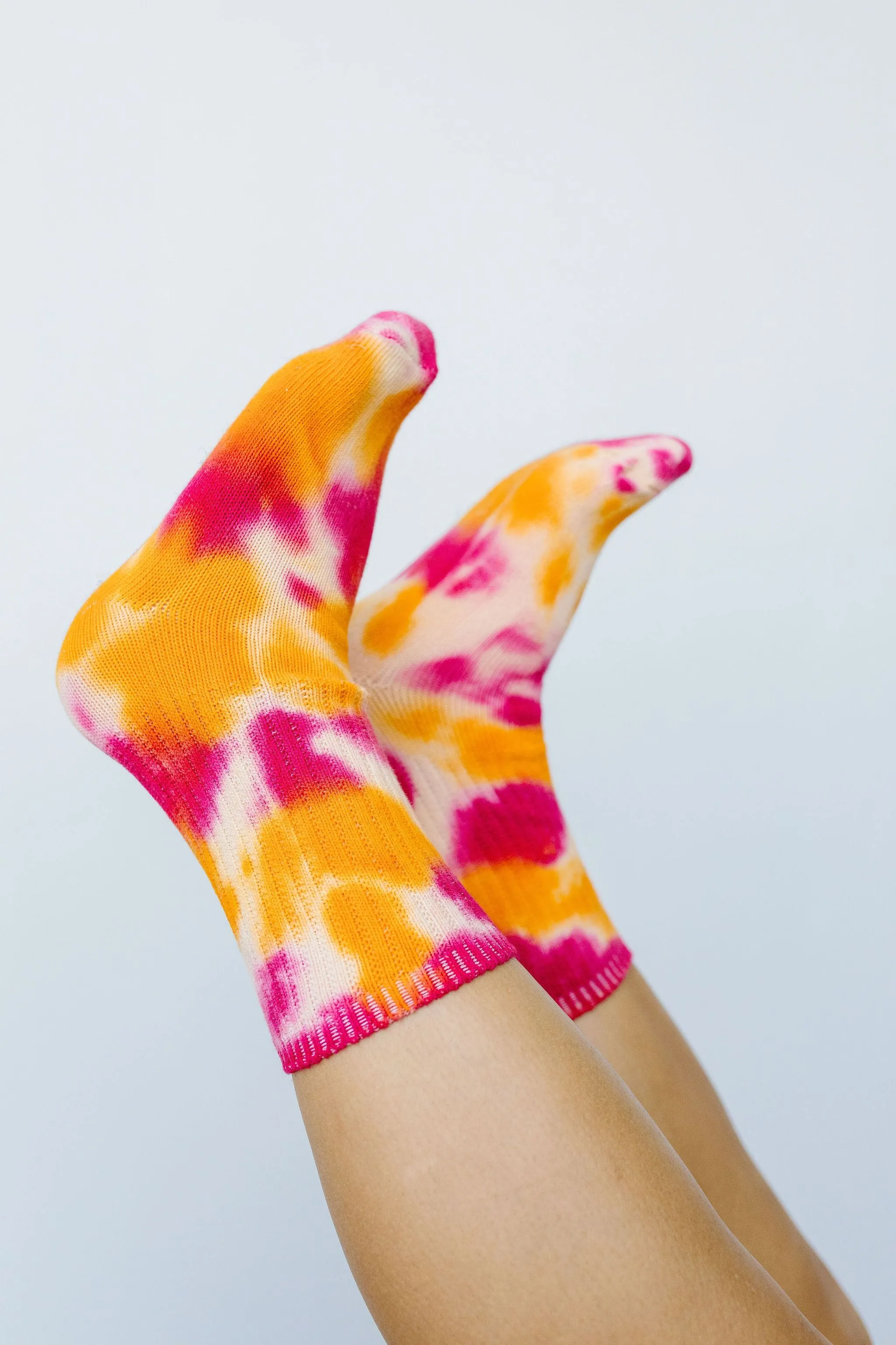 Happy Feet Tie Dye Socks In Fuchsia & Orange