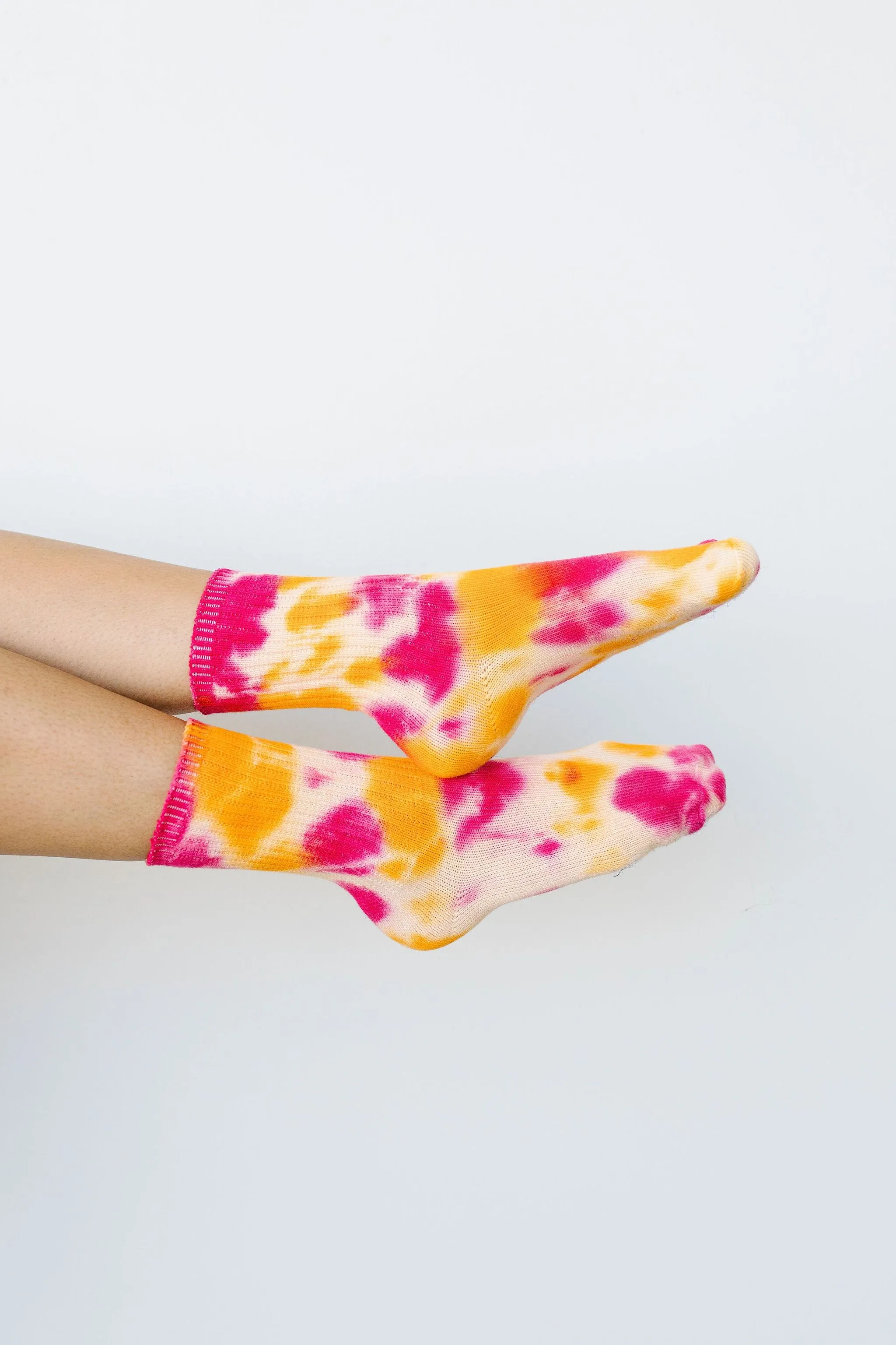 Happy Feet Tie Dye Socks In Fuchsia & Orange