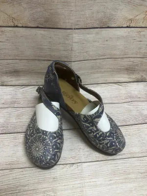 Shoes Flats By Cmc In Blue & Cream, Size: 7.5